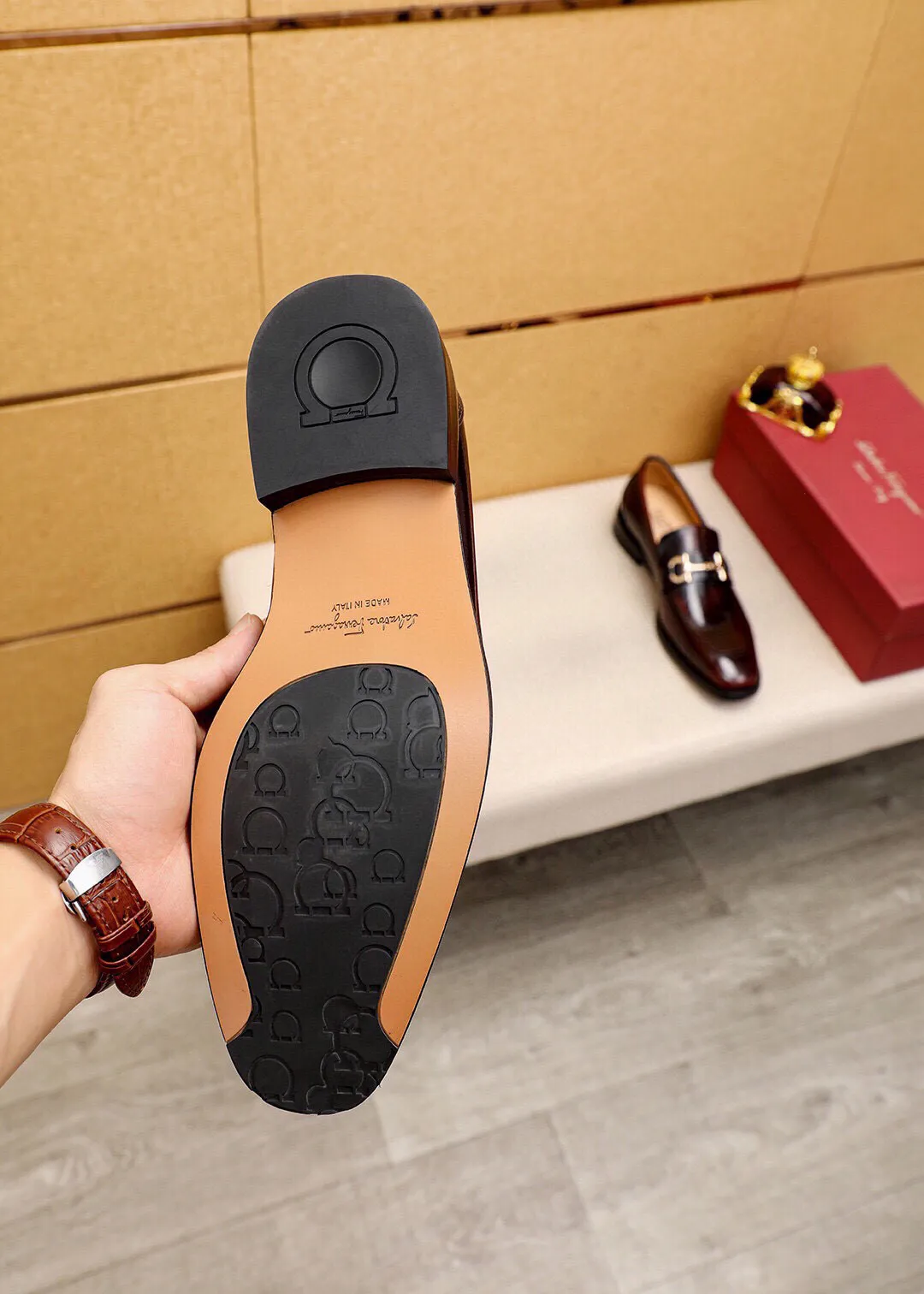 Men's shoes 💰480 💐 Product trademark: Ferragamo "Ferragamo" casual leather shoes Regular size: 38-44 (45.46.47🉑️Customized) Product materials: Selected imported first-layer open-edge beaded cowhide leather upper + luxury hardware buckle, imported water-dyed cowhide leather lining. Strong three-dimensional visual effect, original rubber outsole Color: 2⃣️colors available